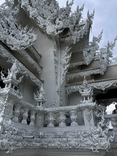 Templo blanco con intrincados detalles arquitectónicos en tonos blancos y plateados.