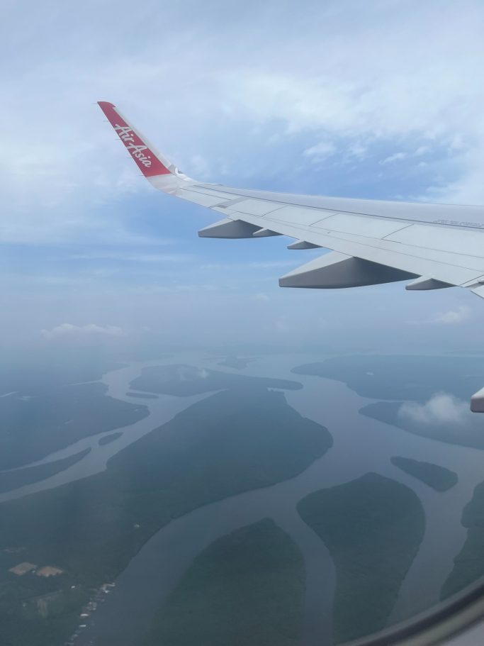 Vista aérea de un río con curvas, visto desde la ventana de un avión.