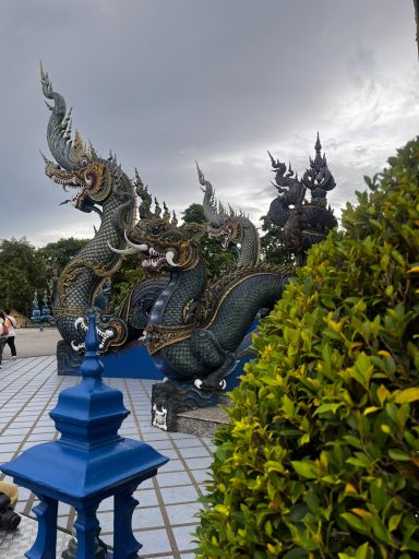 Estatuas de dragones en un jardín con cielo nublado.