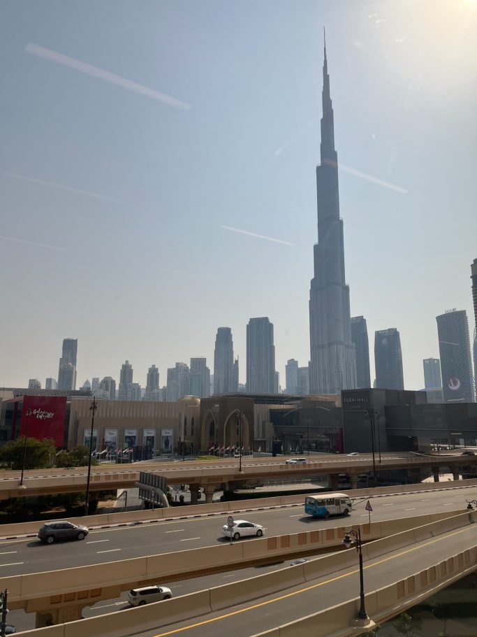 Vista de la ciudad con el Burj Khalifa en primer plano y rascacielos al fondo.