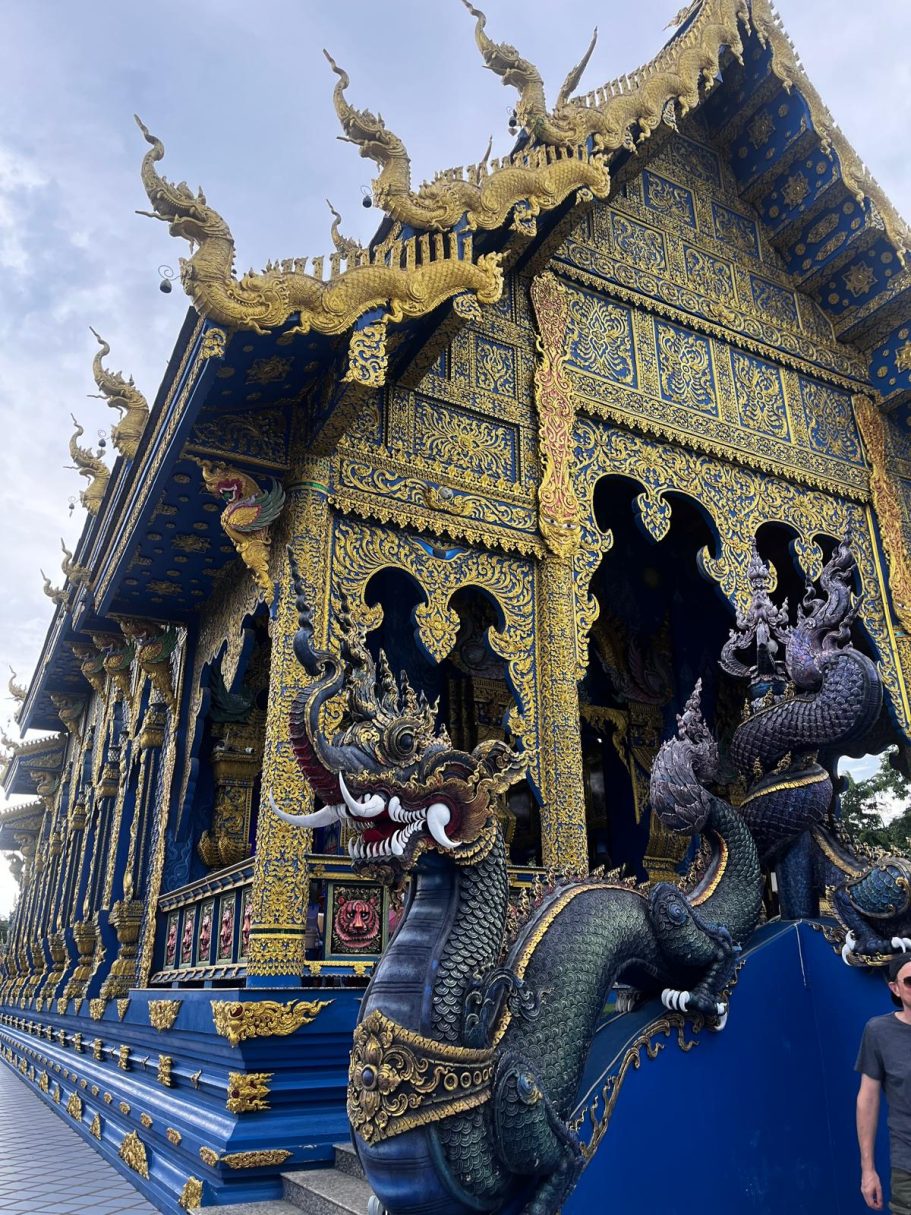 Templo ornamental con dragones y detalles en azul y dorado.