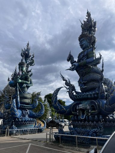 Esculturas de piedra azul en un templo, representando figuras mitológicas.